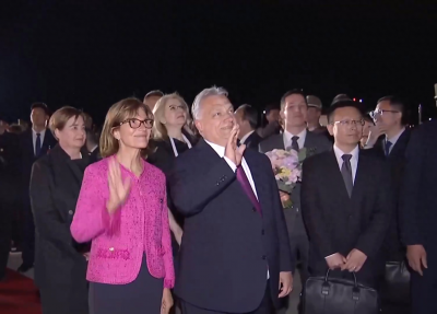 中方专机连夜飞抵匈牙利，匈总理亲自接机，见面第一句话不简单